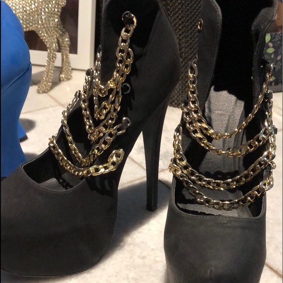 Black high heels with gold chain - Picture 2 of 4